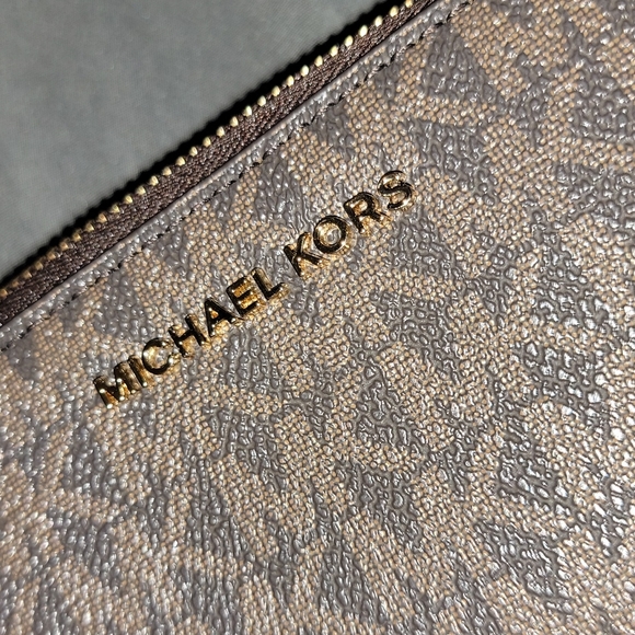 **SOLD**Michael Kors logo wallet - Picture 5 of 8